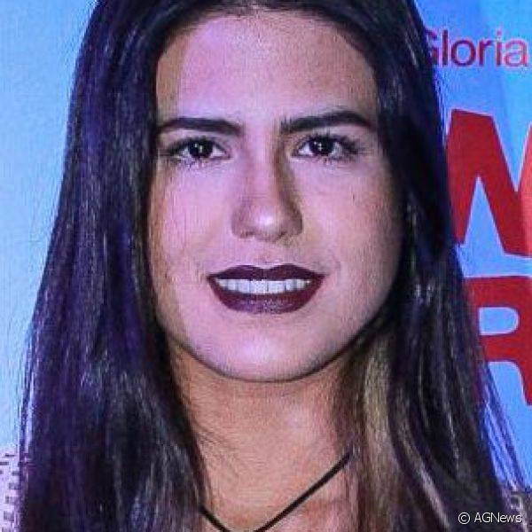Antonia Moraes prestigiou pré-estreia de filme com batom ameixa bem escuro marcando os lábios